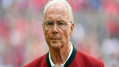 رحيل بيكنباور أسطورة ألمانيا.. تزوج 3 مرات.. تحول من لاعب وسط مهاجم إلى مدافع.. أول من فاز بكأس العالم لاعبا ومدربا 