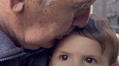 لم يتبق له سوى حفيدة، قصة عجوز فلسطيني فقد 83 شخصا من عائلته (فيديو)