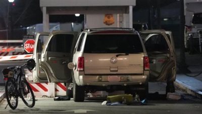 سيارة تصطدم ببوابة البيت الأبيض (فيديو وصور)