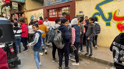 بدء توافد الطلاب على اللجان في أول أيام امتحانات الفصل الدراسي الأول بالجيزة والقاهرة (صور)