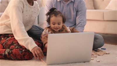 الجلوس أمام الشاشة كثيرا يهدد بإصابة الأطفال بالتوحد وفرط الحركة