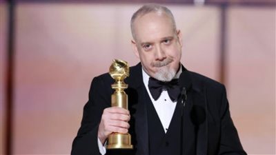 بول جياماتي يذهب بجائزة جولدن جلوب لمطعم للوجبات السريعة (صور)