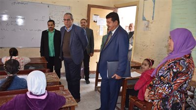 وكيل تعليم سوهاج يتفقد لجان امتحانات الفصل الدراسي الأول بالمدارس (صور)