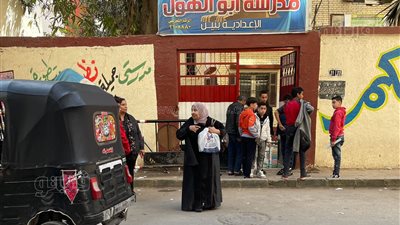 10 صور ترصد فرحة طلاب الصفين الرابع والخامس الابتدائي بعد انتهاء أول أيام الامتحانات 