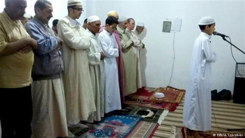 حكم إمامة الصبي في