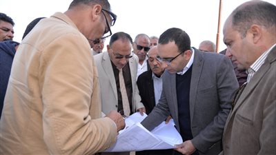 نائب محافظ الإسماعيلية يتفقد موقع طريق مقترح بالمرشدين (صور) 