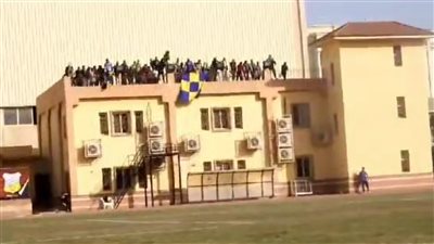 جماهير طنطا تدعم فريقها أمام القناة من أعلى مبنى خارجي 