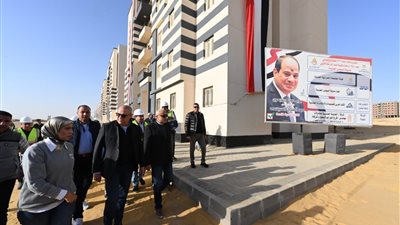 وزير الإسكان يتفقد شقق 