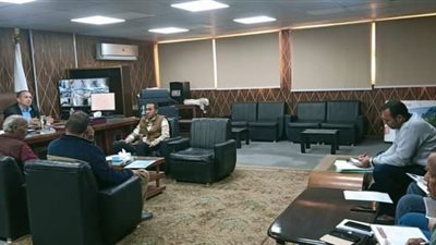 رئيس مركز الفرافرة يؤكد على سرعة عرض موقف القطع السكنية ومراجعة الموازين 