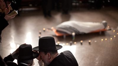 طقوس وعادات الحداد في اليهودية من لحظة الدفن وحتى السنة الأولى للوفاة