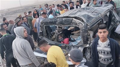 10 صور ترصد بشاعة حادث تصادم ميكروباص وسيارة ملاكي أعلى أوسطي التجمع