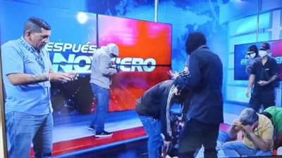 رئيس الإكوادور يعلن حالة الطوارئ في البلاد بعد اقتحام مسلحين محطة تليفزيونية ( فيديو)