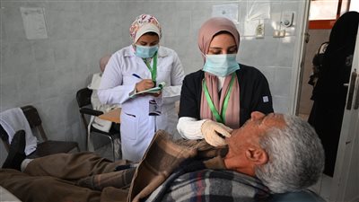 وقعت الكشف على 930 مريضا، جامعة الفيوم تنظم قافلة طبية مجانية بقرية العزب