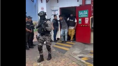 لحظة القبض على مقتحمي محطة تلفزيون في الإكوادور خلال بث مباشر (فيديو)