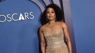 أنجيلا باسيت: سأحتفظ بجائزة الأوسكار الفخرية في المطبخ (فيديو)