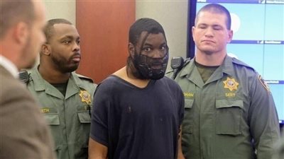  بـ 13 تهمة جديدة، الرجل الذي هاجم القاضية يواجهها مرة أخرى (فيديو)