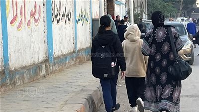 بدء توافد الطلاب على اللجان في ثاني أيام امتحانات الفصل الدراسي الأول بالجيزة (صور)