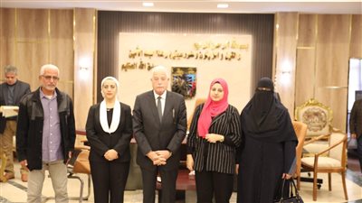 محافظ جنوب سيناء يهدي رحلة عمرة لحالة إنسانية ووالدتها 
