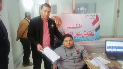 مواطن من ذوي الهمم يتسلم عقد عمل بعد لقائه مع وزير العمل بـ24 ساعة (صور)