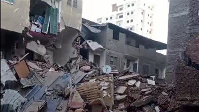 انهيار عقار وتصدع 2 آخرين في عزبة الشال بالمنصورة دون خسائر بالأرواح (صور)