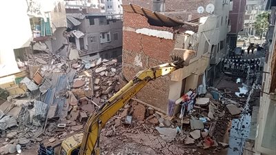 رفع أنقاض عقار المنصورة المنهار، وتصدع 4 منازل أخرى (صور) 