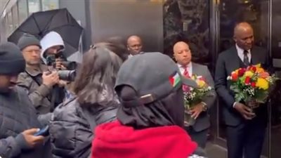 بعد دعواها ضد جرائم إسرائيل، استقبال بعثة جنوب أفريقيا في الأمم المتحدة بالورود (فيديو) 