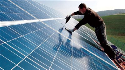 التفاصيل الكاملة لتركيب محطات الطاقة الشمسية بالمنازل.. الكهرباء تعلن عن البنوك الممولة للمواطنين.. وشروط خاصة لتركيب السخانات 