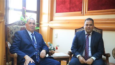 نقيب المحامين يستقبل رئيس محكمة قنا داخل استراحة المحامين بالمحافظة 