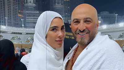 مجدي الهواري ودنيا عبد المعبود يؤديان مناسك العمرة بعد شائعات انفصالهما (صور)