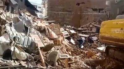 رفع أنقاض انهيار عقار المنصورة (فيديو)