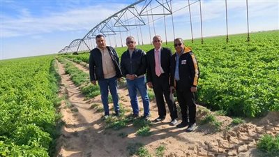 رئيس مركز الداخلة يجرى جولة تفقدية بشرق العوينات للاطمئنان على سير العمل