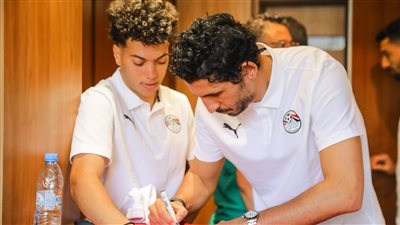 الكاف يعقد اجتماعا تعريفيا مع منتخب مصر ويعرض قمصان الفراعنة (صور)