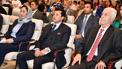 أشرف صبحي يشهد توقيع بروتوكول بين الاتحادين الدولي والمصري للريشة الطائرة