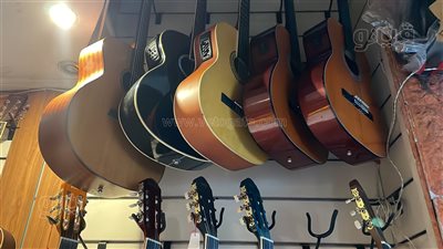 لعشاق العزف على الآلات الموسيقية، تعرف على أسعارها في الأسواق (فيديو وصور)