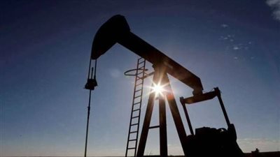 النفط يتراجع مع تعويض ارتفاع الدولار لمخاطر اضطرابات البحر الأحمر