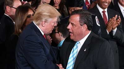 ترامب يتوقع انهيار سوق الأسهم حال عدم فوزه بالانتخابات ومرشح مناهض له ينسحب من السباق الرئاسي