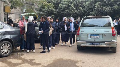 بدء توافد طلاب الصف الأول الثانوي بالجيزة على اللجان لأداء الامتحان إلكترونيا وورقيا 