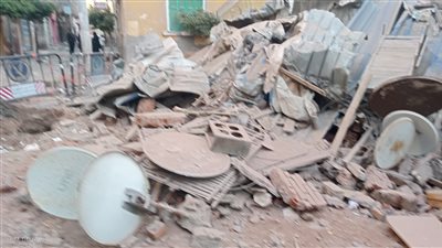 لجنة المنشآت الآيلة للسقوط تعاين العقارات المتصدعة جراء انهيار عقار عزبة الشال في المنصورة 