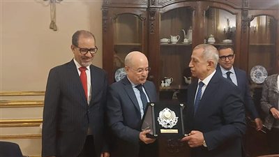 رئيس الأكاديمية العربية يكرم المستشار الإقليمى لمنظمة الإسكوا التابعة للأمم المتحدة