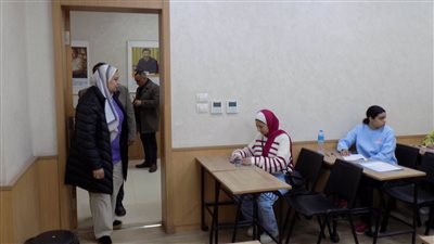 عميد ألسن عين شمس تجري جولة تفقدية لامتحانات منتصف العام الدراسي