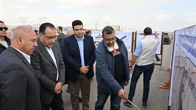 رئيس الوزراء يتفقد أعمال تطوير ورفع كفاءة طريق السويس السخنة