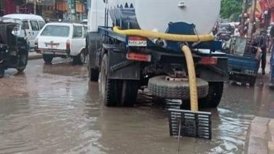 حي العجمي يواصل رفع تجمعات مياه أمطار نوة الفيضة الكبرى (صور)