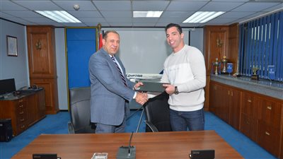 مصر للطيران الناقل الرسمي لنجمي كرة اليد أحمد الأحمر وإبراهيم المصري (صور) 