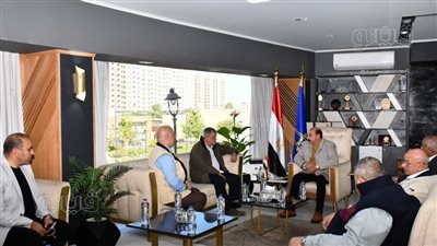 محافظ أسوان يلتقي رئيس القابضة لمياه الشرب والصرف الصحى (صور)