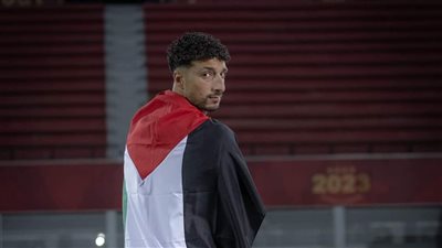 لاعبو الأهلي يرحبون بالفلسطيني وسام أبو علي بطريقتهم الخاصة (فيديو)