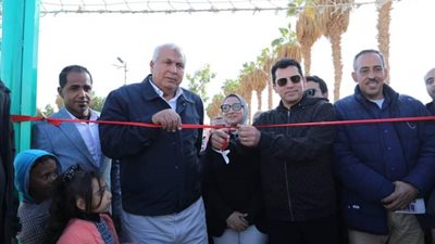 صبحي والزملوط يفتتحان ملعبا متعدد الأغراض بمركز الخارجة للتنمية الشبابية