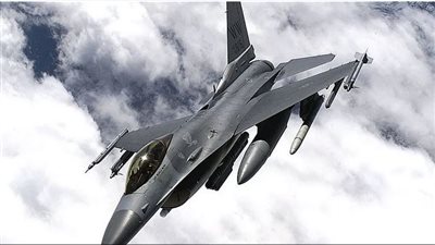 أمريكا وبريطانيا يشنان غارات جوية على مواقع حوثية في 4 محافظات يمنية