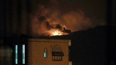 أول فيديو للحظة العـدوان الأمريكي البريطاني على مدينة الحديدة جنوب اليمن