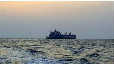 الحوثيون يستهدفون البوارج الأمريكية والبريطانية في البحر الأحمر 