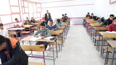 وكيل تعليم الوادي الجديد يتفقد كنترولات وامتحانات النقل بمدارس التعليم الفنى (صور)